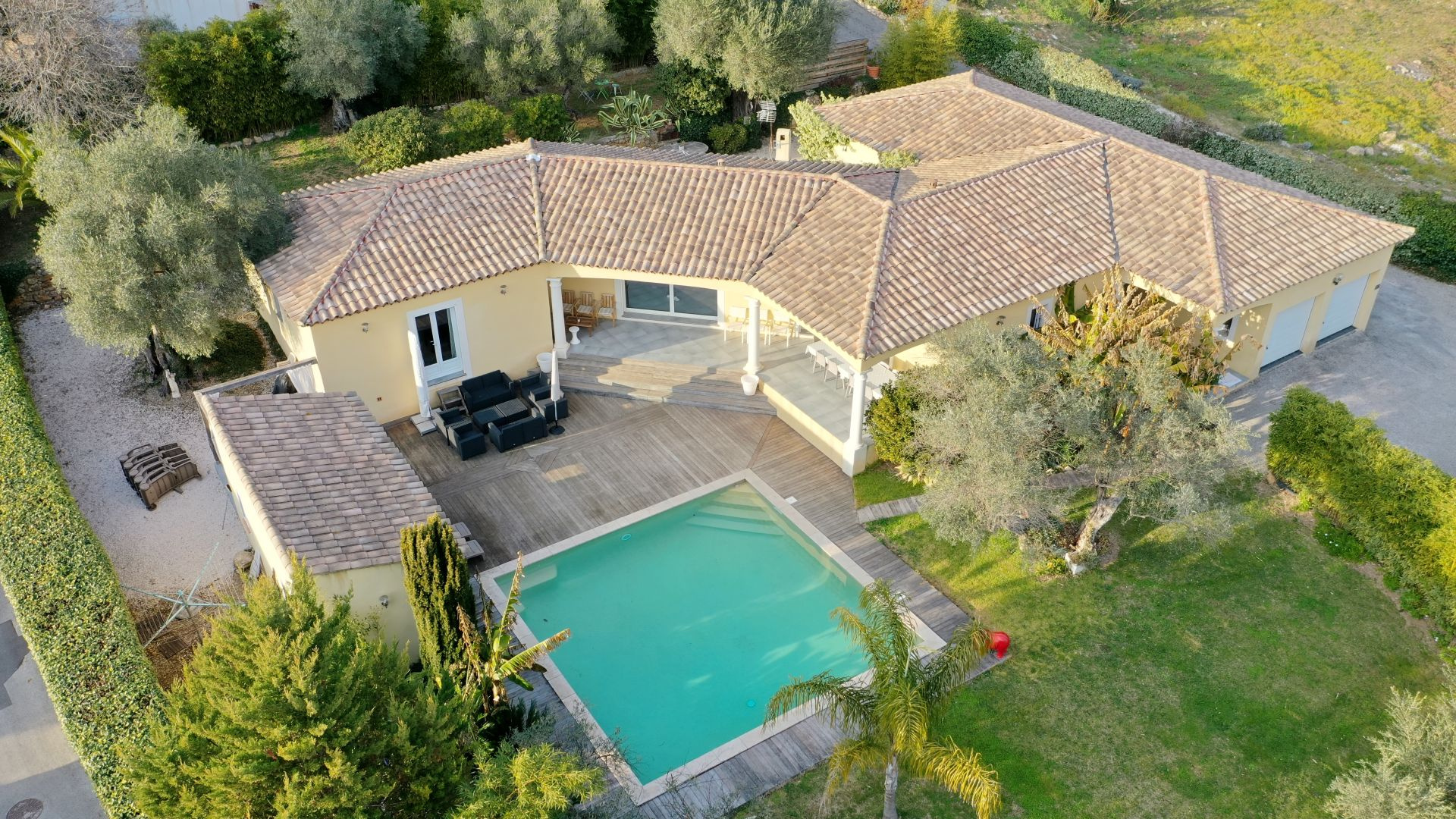 Villa d'architecte de 221m2 9P 7Ch avec Piscine et Pool house à SOLLIES PONT. Rendement locatif important.