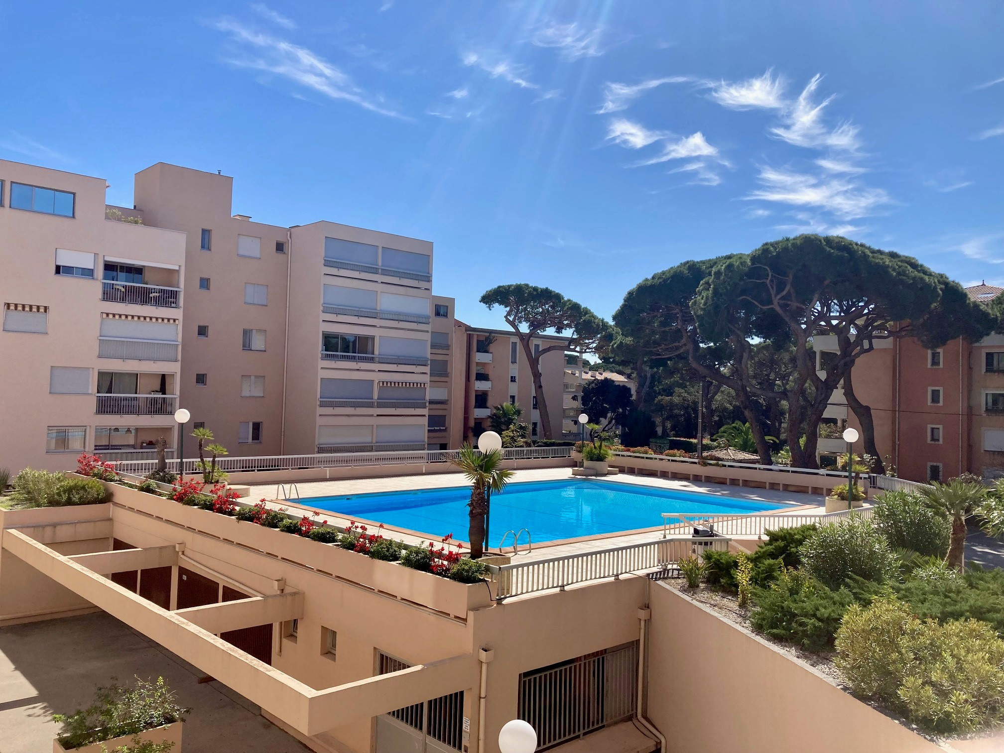 PORT D'HYERES PLAGES APPARTEMENT DANS RESIDENCE AVEC PISCINE