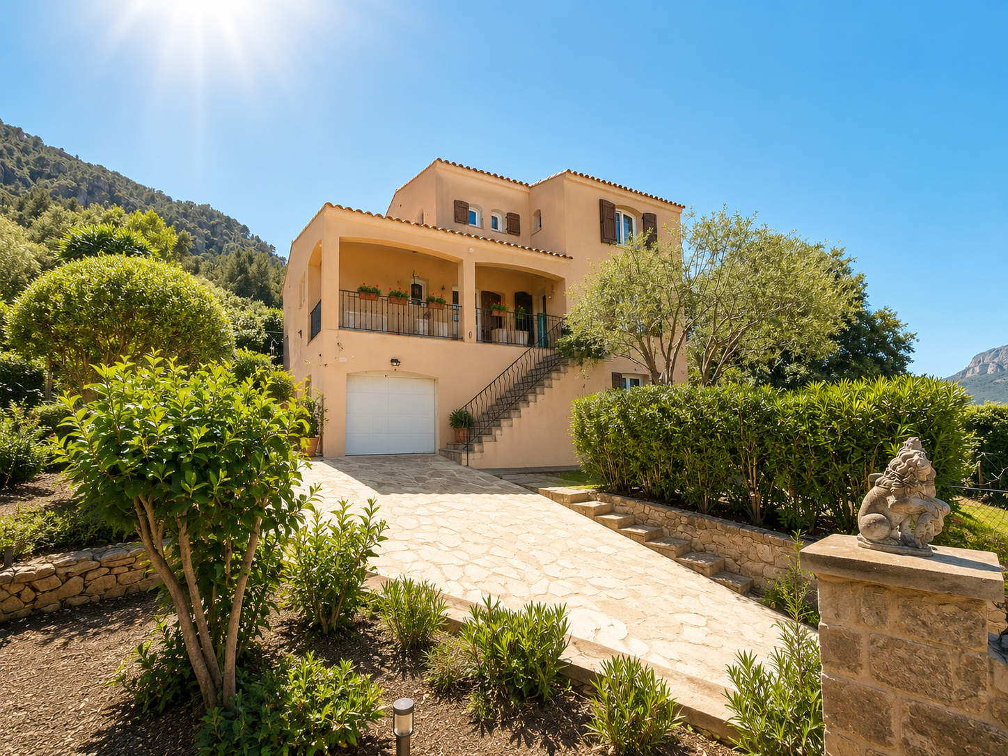 TOULON: SPACIEUSE VILLA DANS DOMAINE SECURISE, AU CALME, AVEC VUE DEGAGEE