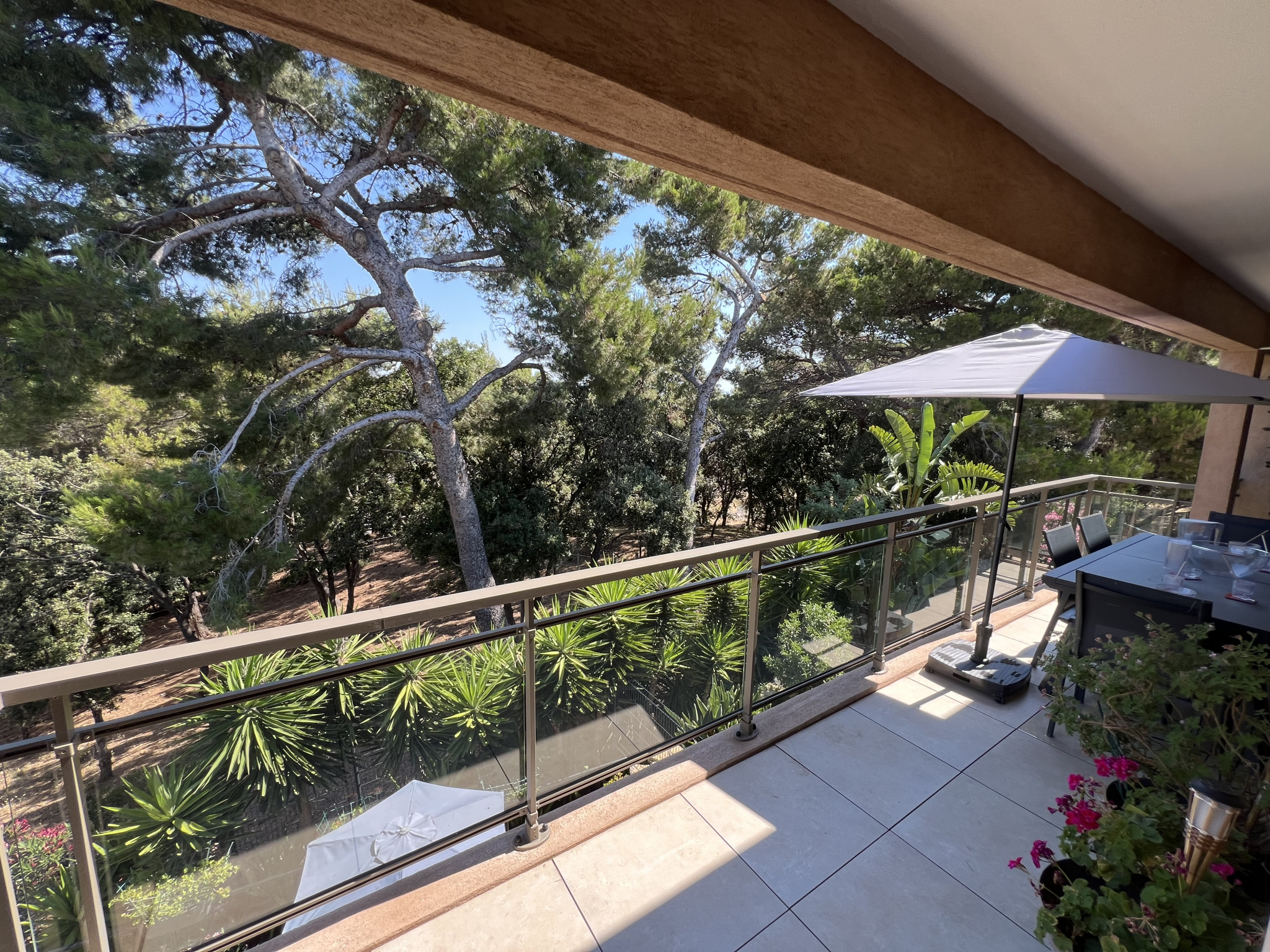 Presqu’île de Giens   Élégant appartement T3 avec vaste terrasse et stationnements privatifs