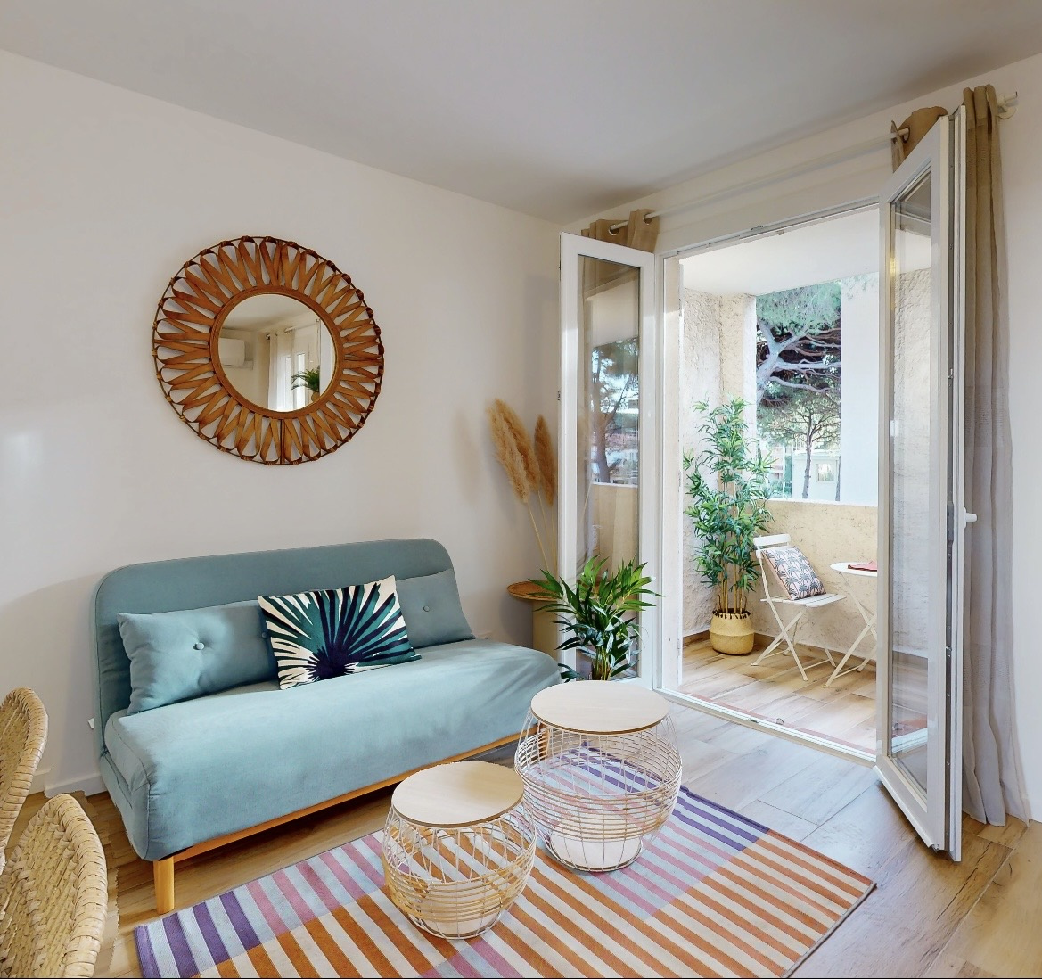 STUDIO RENOVE PORT D'HYERES ET PARKING