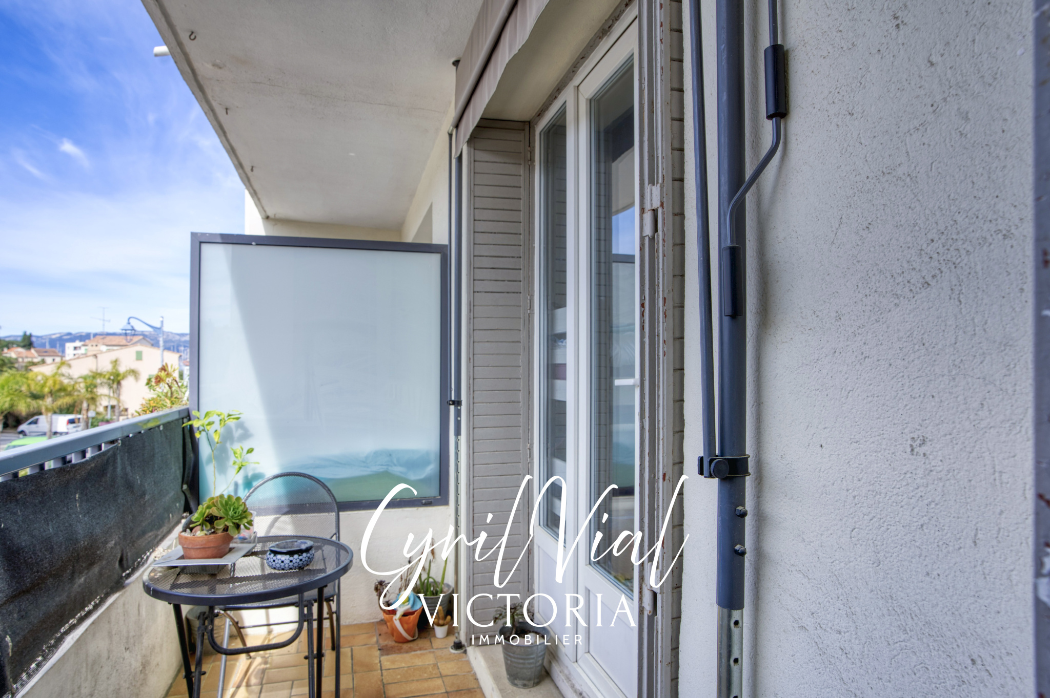 SAINT-MANDRIER   APPARTEMENT TRAVERSANT À FORT POTENTIEL À DEUX PAS DU PORT ET DES PLAGES