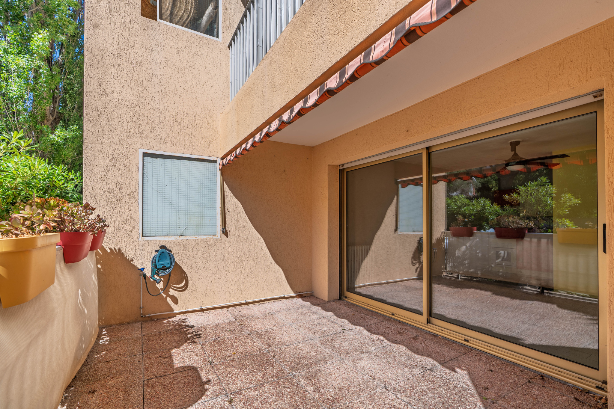 Appartement en RDC 2 pièces avec terrasse et stationnement, proche du centre du village Saint-Mandrier