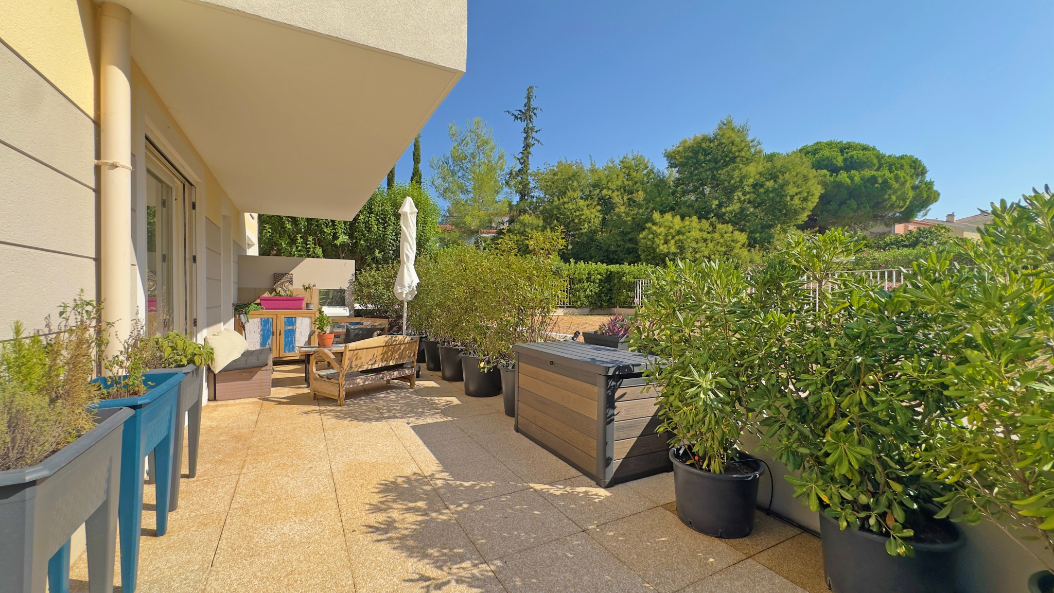 HYÈRES   2 PIÈCES RÉNOVÉ AVEC TERRASSE DE 46 M2