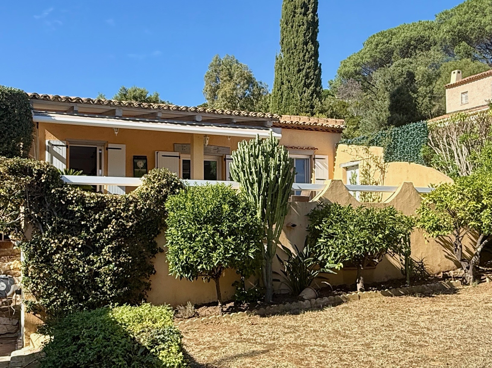 Villa provençale avec jardin arboré et vue dégagée